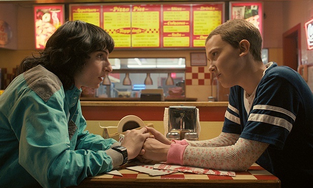 Finn Wolfhard jako Mike Wheeler  i Millie Bobby Brown jako Jedenastka  w serialu „Stranger Things”.