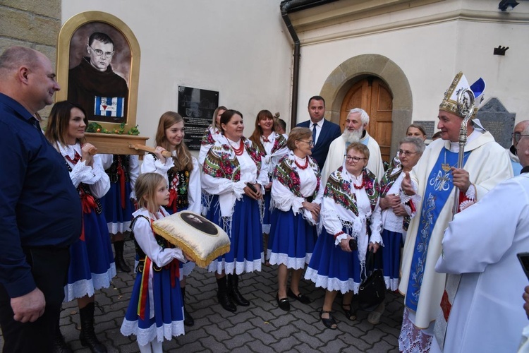 Bp Andrzej Jeż z mieszkańcami Słonej przy feretronie i tablicy.