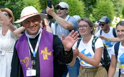 13 sierpnia ubiegłego roku. Bp Marek Solarczyk wchodzi z pątnikami diecezji radomskiej na plac przed Jasną Górą.