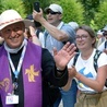 13 sierpnia ubiegłego roku. Bp Marek Solarczyk wchodzi z pątnikami diecezji radomskiej na plac przed Jasną Górą.