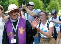 13 sierpnia ubiegłego roku. Bp Marek Solarczyk wchodzi z pątnikami diecezji radomskiej na plac przed Jasną Górą.
