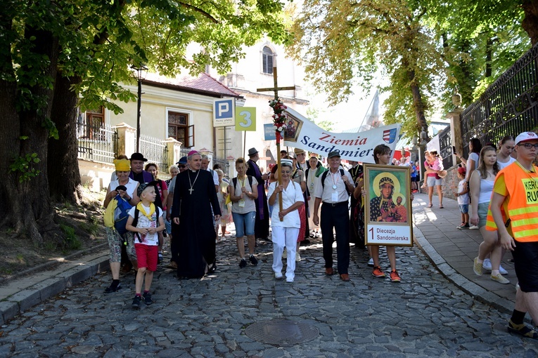 Pielgrzymów na pątniczy szlak odprowadził bp Krzysztof Nitkiewicz.