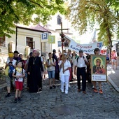 Pielgrzymów na pątniczy szlak odprowadził bp Krzysztof Nitkiewicz.