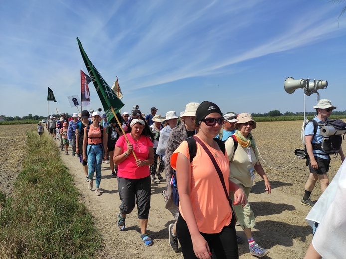 PPW 2022 - Msza św. w Karwińcu, poczęstunek i dalej w drogę