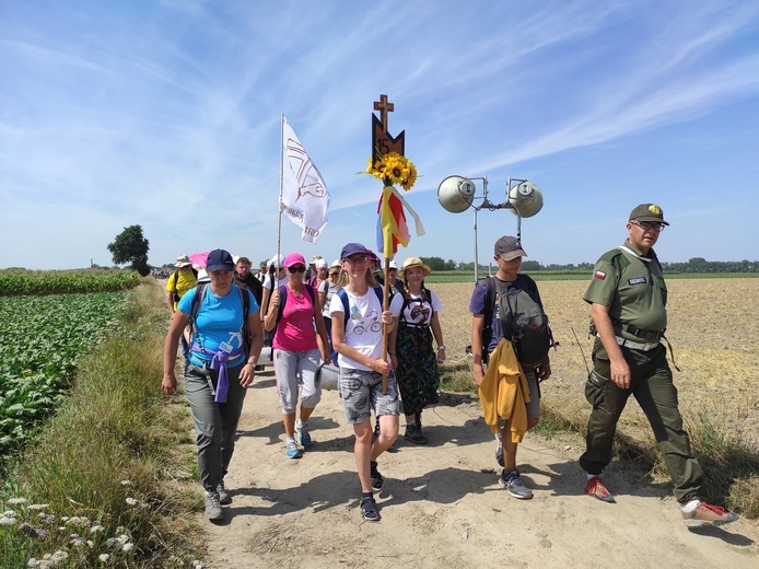 PPW 2022 - Msza św. w Karwińcu, poczęstunek i dalej w drogę