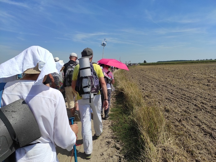 PPW 2022 - Msza św. w Karwińcu, poczęstunek i dalej w drogę