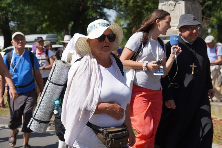 PPW 2022 - Msza św. w Karwińcu, poczęstunek i dalej w drogę