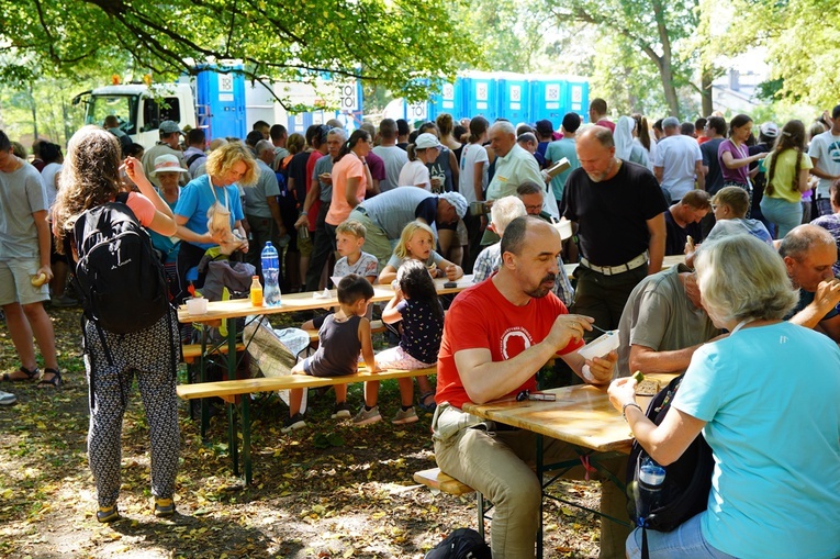 PPW 2022 - Msza św. w Karwińcu, poczęstunek i dalej w drogę