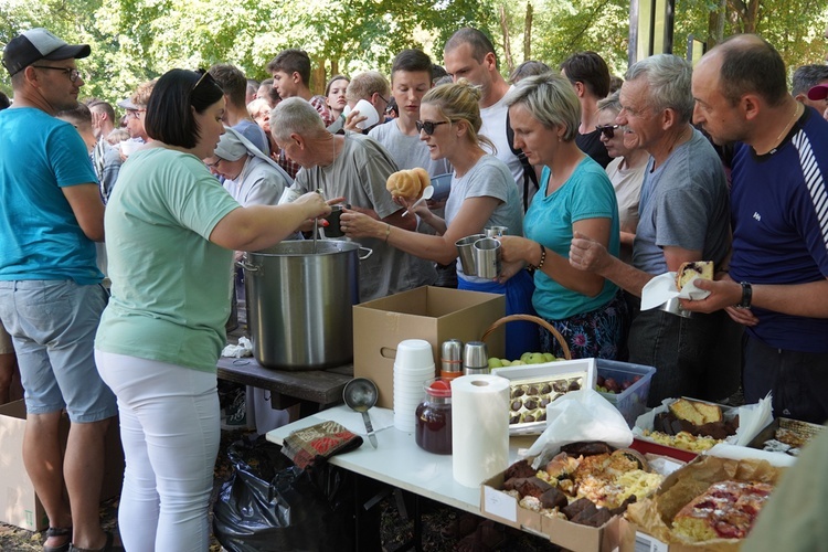 PPW 2022 - Msza św. w Karwińcu, poczęstunek i dalej w drogę