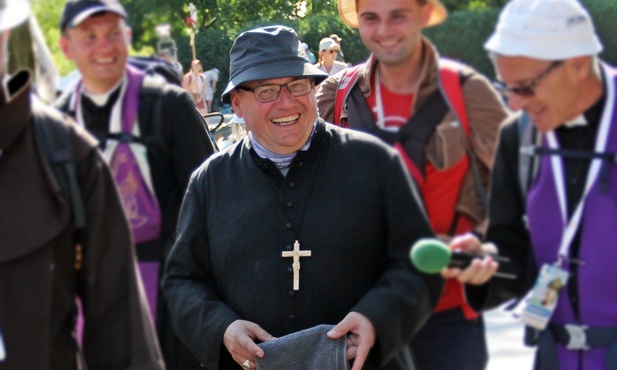 Czy biskup ma bąble na pielgrzymce?