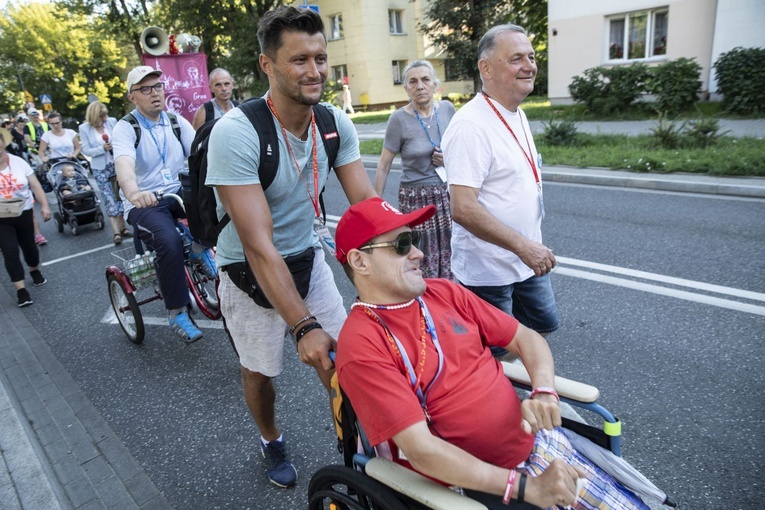 300 pielgrzymów na wózkach i ich opiekunów. 31. Pielgrzymka Osób Niepełnosprawnych