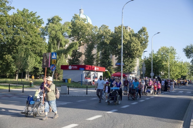 300 pielgrzymów na wózkach i ich opiekunów. 31. Pielgrzymka Osób Niepełnosprawnych