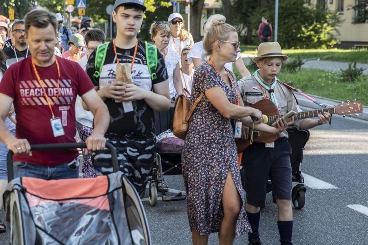 300 pielgrzymów na wózkach i ich opiekunów. 31. Pielgrzymka Osób Niepełnosprawnych