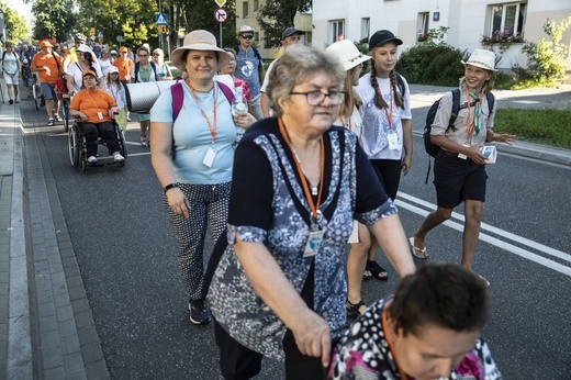 300 pielgrzymów na wózkach i ich opiekunów. 31. Pielgrzymka Osób Niepełnosprawnych