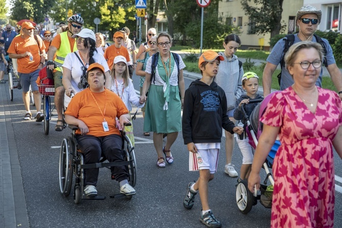 300 pielgrzymów na wózkach i ich opiekunów. 31. Pielgrzymka Osób Niepełnosprawnych