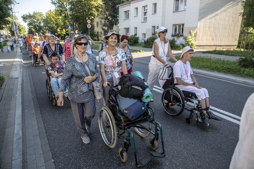 300 pielgrzymów na wózkach i ich opiekunów. 31. Pielgrzymka Osób Niepełnosprawnych