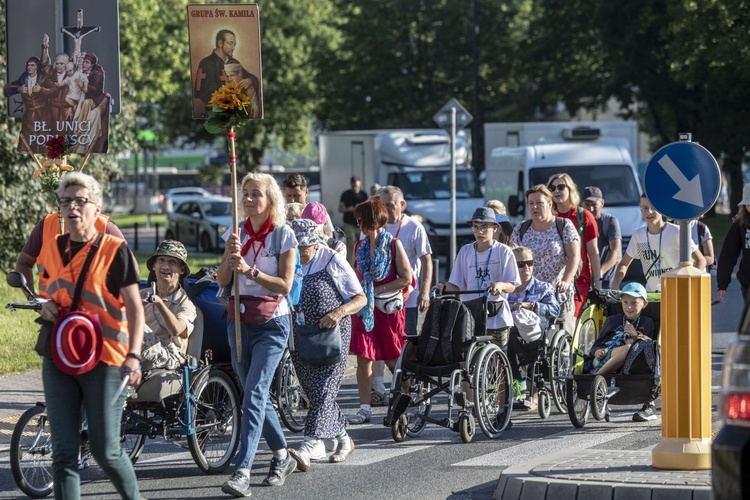 300 pielgrzymów na wózkach i ich opiekunów. 31. Pielgrzymka Osób Niepełnosprawnych