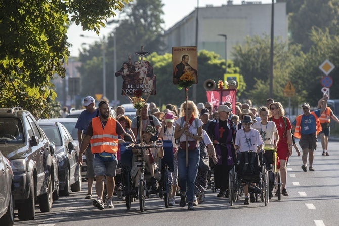 300 pielgrzymów na wózkach i ich opiekunów. 31. Pielgrzymka Osób Niepełnosprawnych