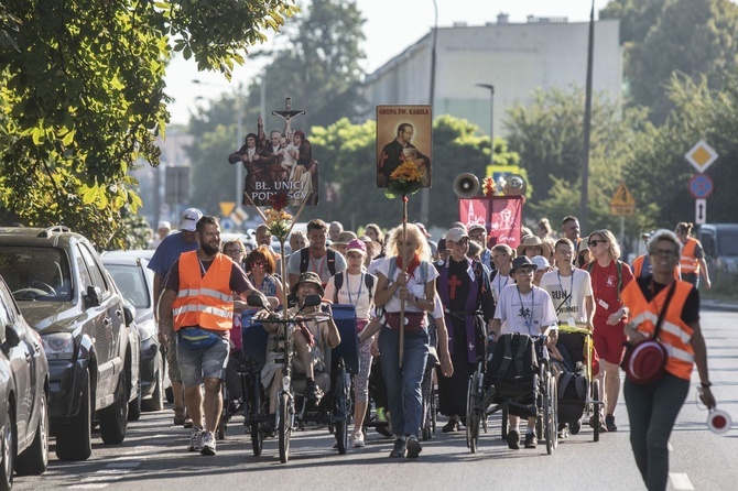 300 pielgrzymów na wózkach i ich opiekunów. 31. Pielgrzymka Osób Niepełnosprawnych