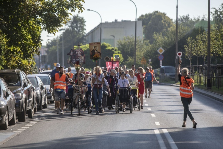 300 pielgrzymów na wózkach i ich opiekunów. 31. Pielgrzymka Osób Niepełnosprawnych