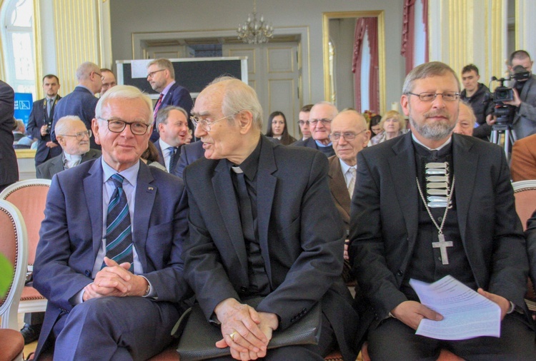 Abp Alfons Nossol kończy 90 lat życia