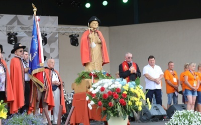 Św. Jakub na scenie szczyrkowskiego amfiteatru został uroczyście powitany wspólną modlitwą.