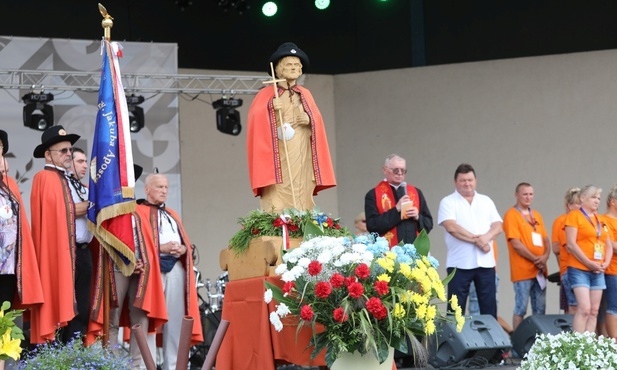 Św. Jakub na scenie szczyrkowskiego amfiteatru został uroczyście powitany wspólną modlitwą.