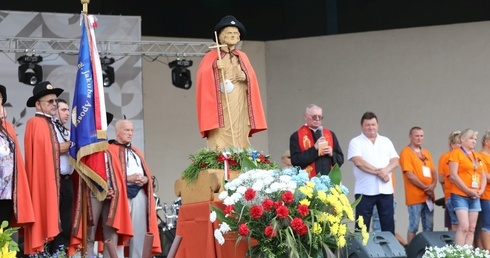 Św. Jakub na scenie szczyrkowskiego amfiteatru został uroczyście powitany wspólną modlitwą.