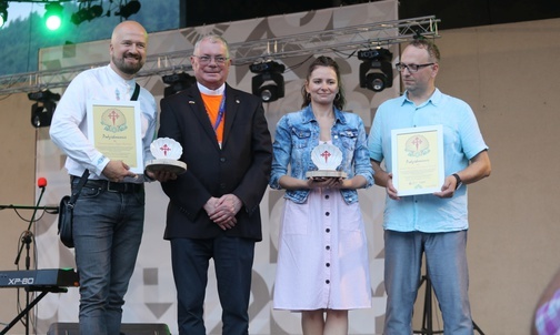Laureaci tegorocznych Złotych Muszli - z ks. Andrzejem Lorancem.