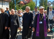 Na pątniczy szlak pielgrzymów wyprowadzili duszpasterze.