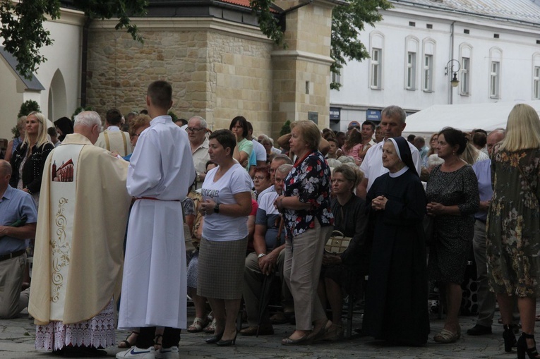 Nowy Sącz. Poświęcenie przemienionej bazyliki