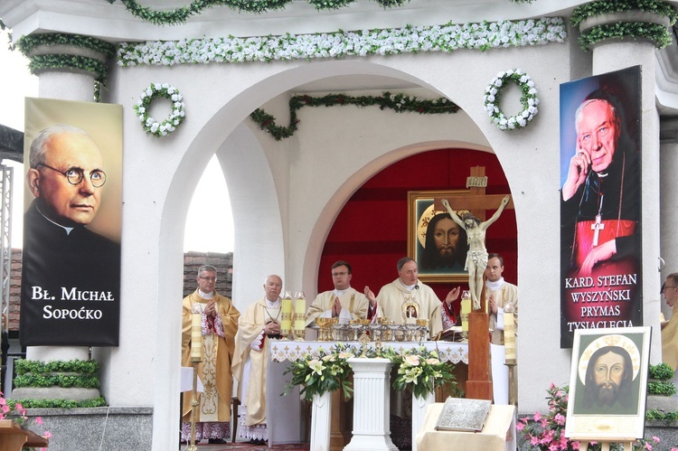 Nowy Sącz. Poświęcenie przemienionej bazyliki