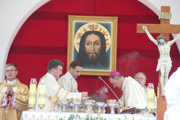 Nowy Sącz. Poświęcenie przemienionej bazyliki