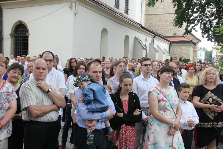 Nowy Sącz. Poświęcenie przemienionej bazyliki