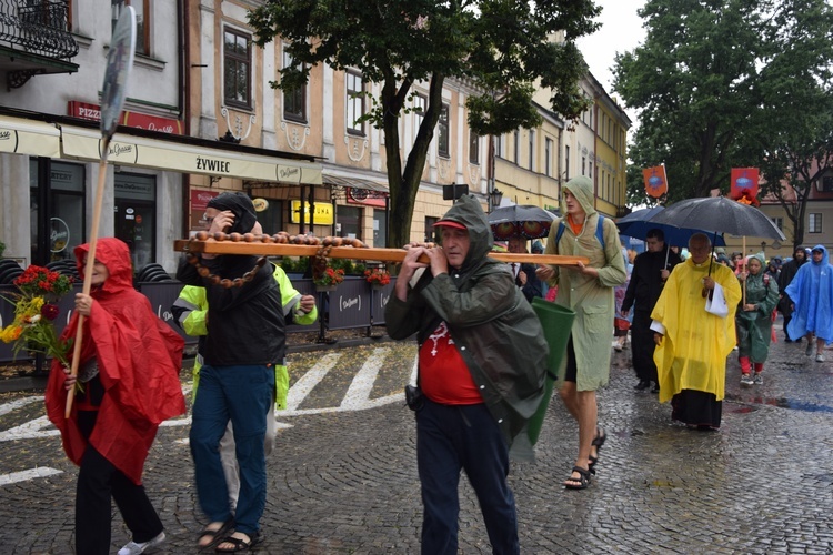 Pielgrzymi jak zwykle ponieśli duży drewniany krzyż. 