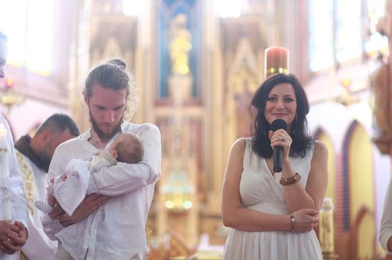 Parafia w drodze. Uczestnicy PMRDiK przyjęli sakramenty wtajemniczenia chrześcijańskiego
