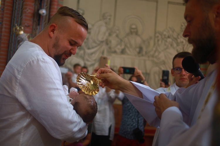 Parafia w drodze. Uczestnicy PMRDiK przyjęli sakramenty wtajemniczenia chrześcijańskiego