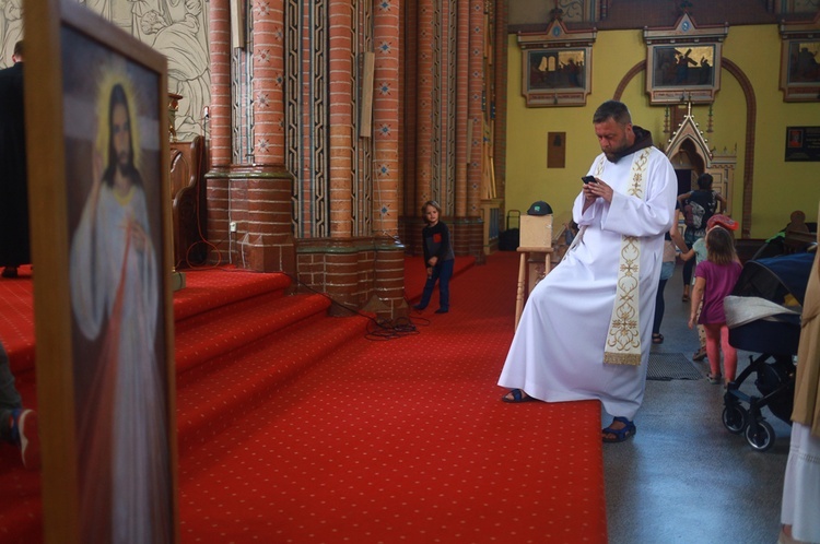 Parafia w drodze. Uczestnicy PMRDiK przyjęli sakramenty wtajemniczenia chrześcijańskiego