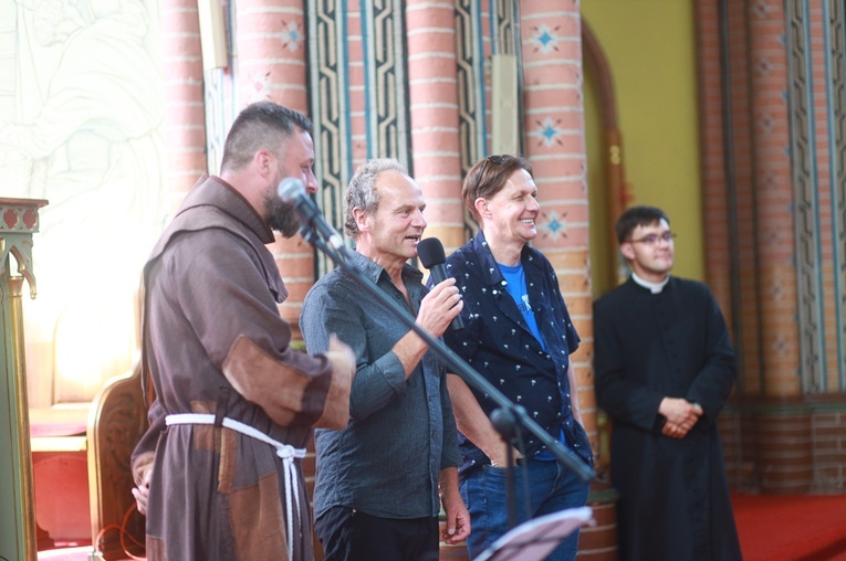 Parafia w drodze. Uczestnicy PMRDiK przyjęli sakramenty wtajemniczenia chrześcijańskiego