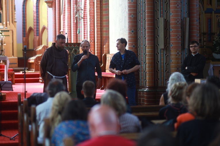 Parafia w drodze. Uczestnicy PMRDiK przyjęli sakramenty wtajemniczenia chrześcijańskiego