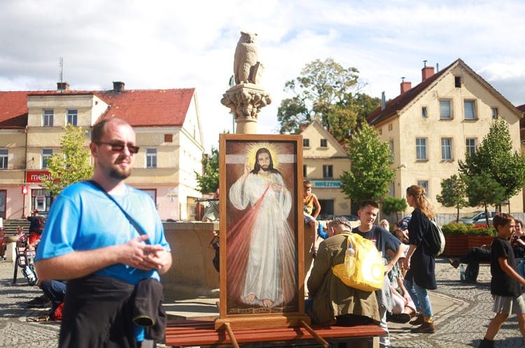 Parafia w drodze. Uczestnicy PMRDiK przyjęli sakramenty wtajemniczenia chrześcijańskiego