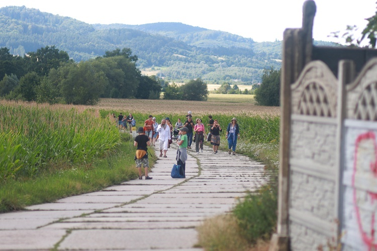 Parafia w drodze. Uczestnicy PMRDiK przyjęli sakramenty wtajemniczenia chrześcijańskiego