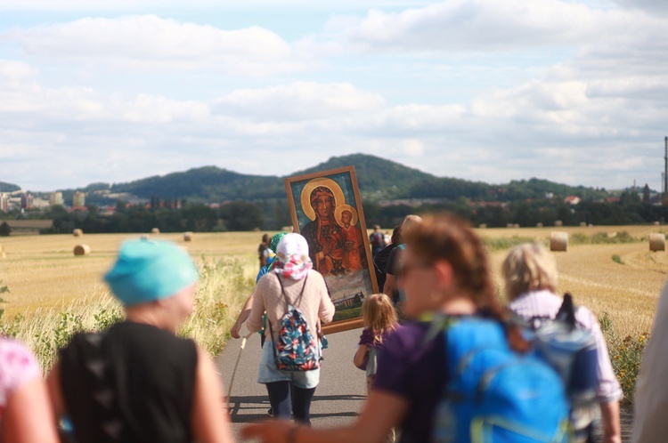 Parafia w drodze. Uczestnicy PMRDiK przyjęli sakramenty wtajemniczenia chrześcijańskiego