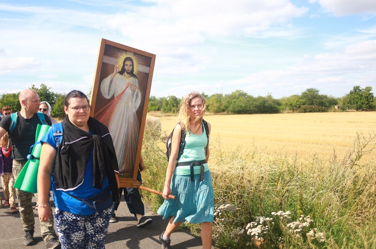 Parafia w drodze. Uczestnicy PMRDiK przyjęli sakramenty wtajemniczenia chrześcijańskiego