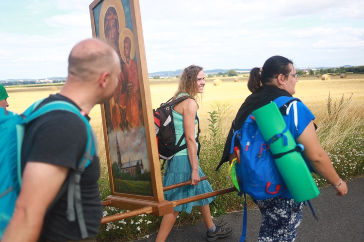 Parafia w drodze. Uczestnicy PMRDiK przyjęli sakramenty wtajemniczenia chrześcijańskiego