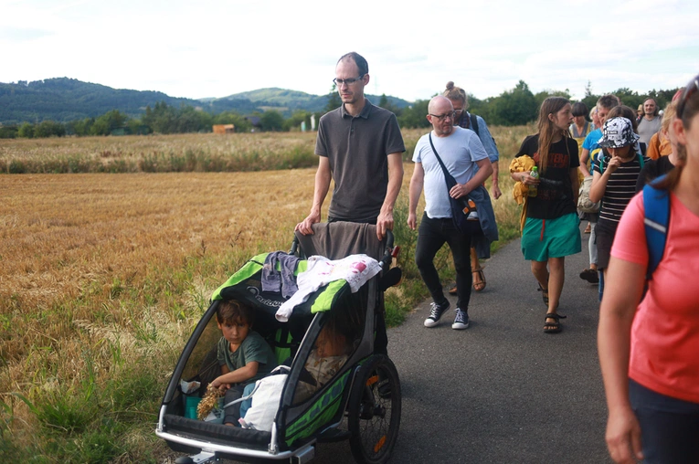 Parafia w drodze. Uczestnicy PMRDiK przyjęli sakramenty wtajemniczenia chrześcijańskiego