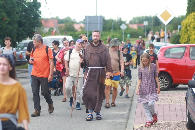 Parafia w drodze. Uczestnicy PMRDiK przyjęli sakramenty wtajemniczenia chrześcijańskiego