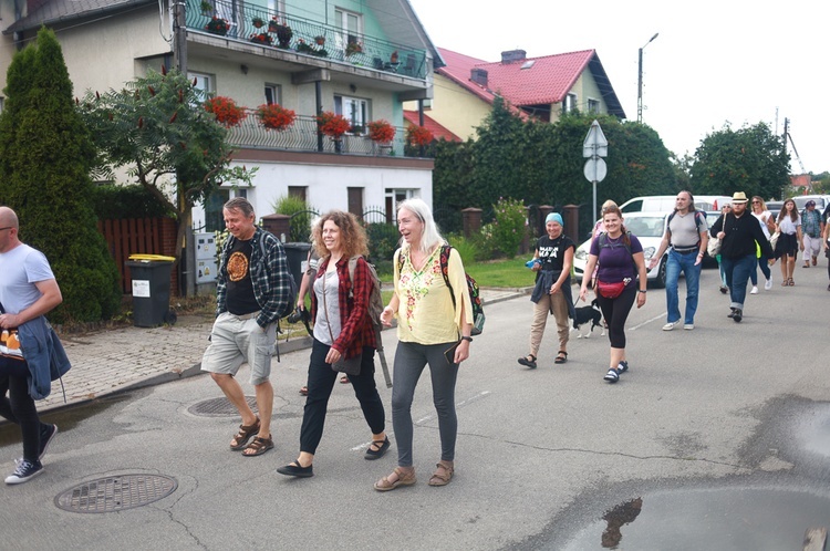 Parafia w drodze. Uczestnicy PMRDiK przyjęli sakramenty wtajemniczenia chrześcijańskiego