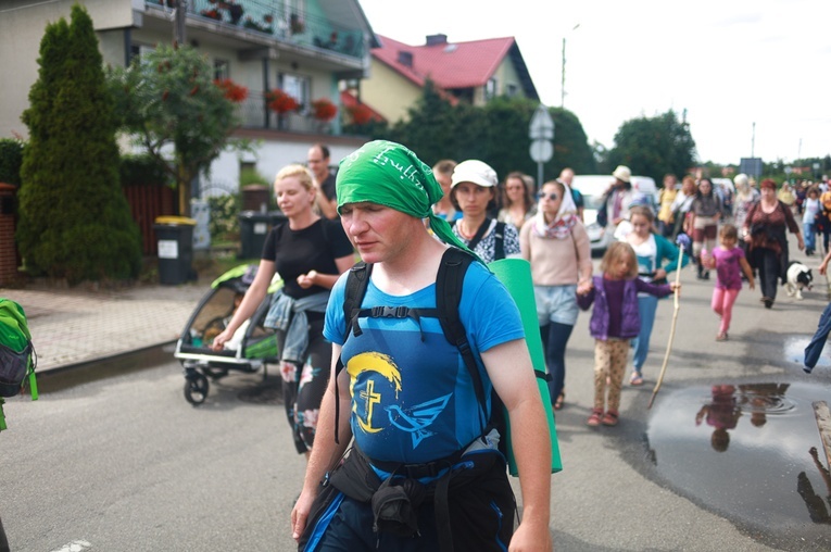 Parafia w drodze. Uczestnicy PMRDiK przyjęli sakramenty wtajemniczenia chrześcijańskiego