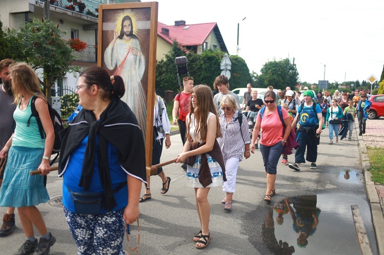 Parafia w drodze. Uczestnicy PMRDiK przyjęli sakramenty wtajemniczenia chrześcijańskiego